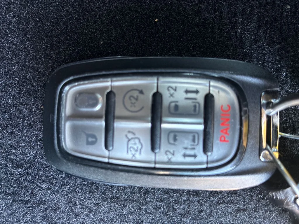 Used 2025 White Chrysler Select image 29
