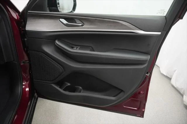 New 2026 Velvet Red Pearl-Coat Exterior Paint Jeep Laredo image 32