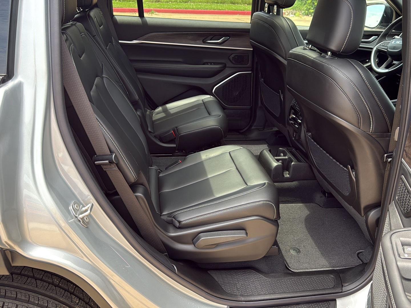 New 2026 Silver Zynith Exterior Paint Jeep Limited image 32