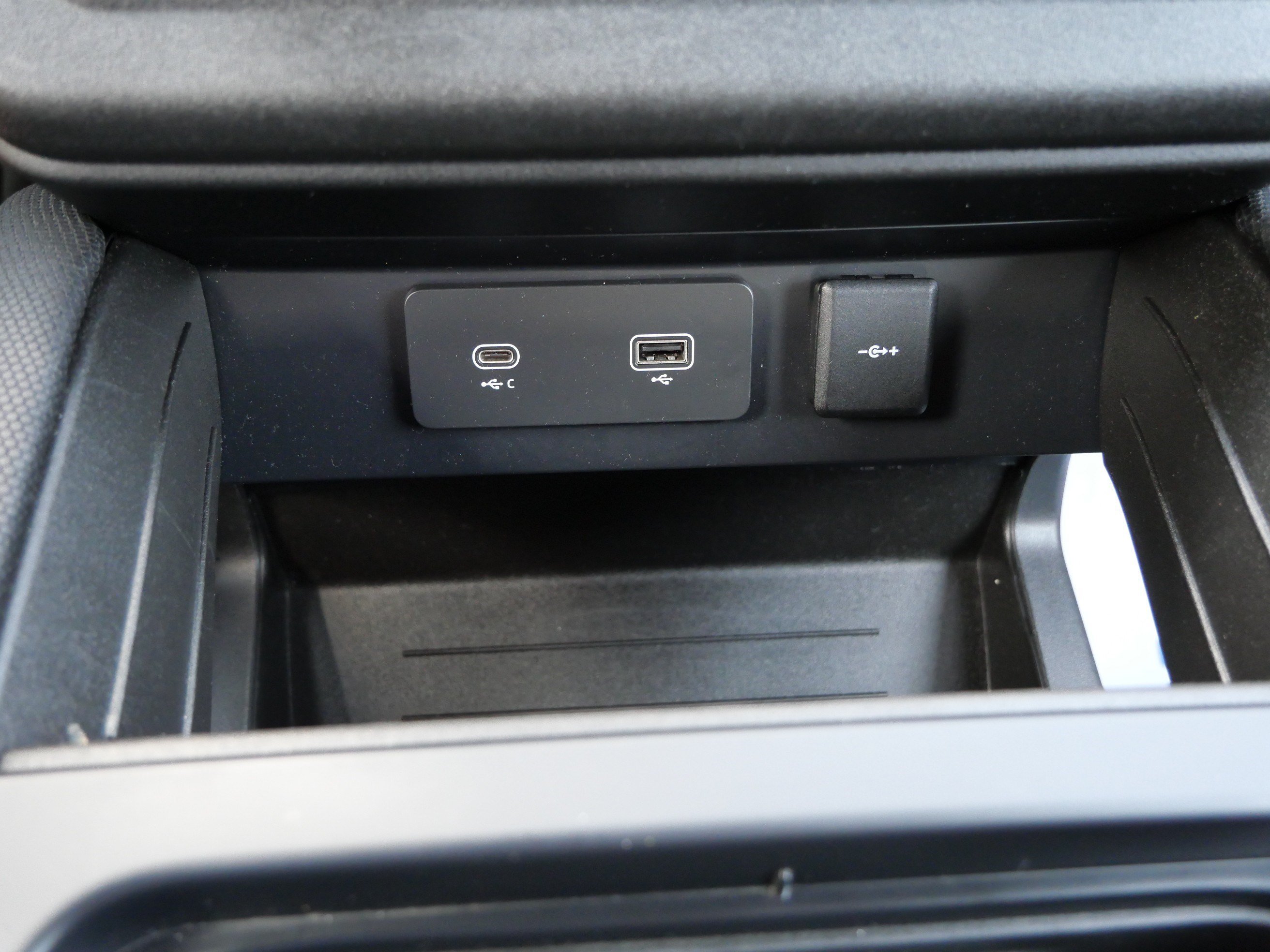 Certified Used 2023 Grasmere Green Land Rover 75th Edition image 18