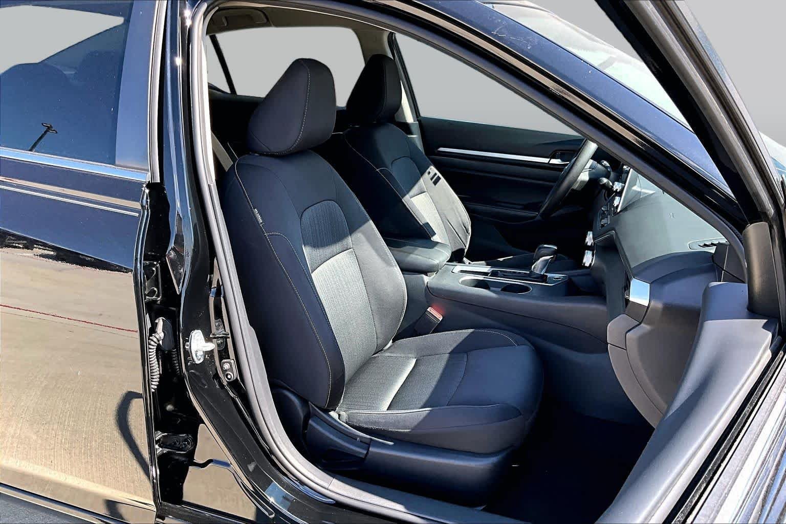 Used 2022 Super Black Nissan 2.5 SV image 9