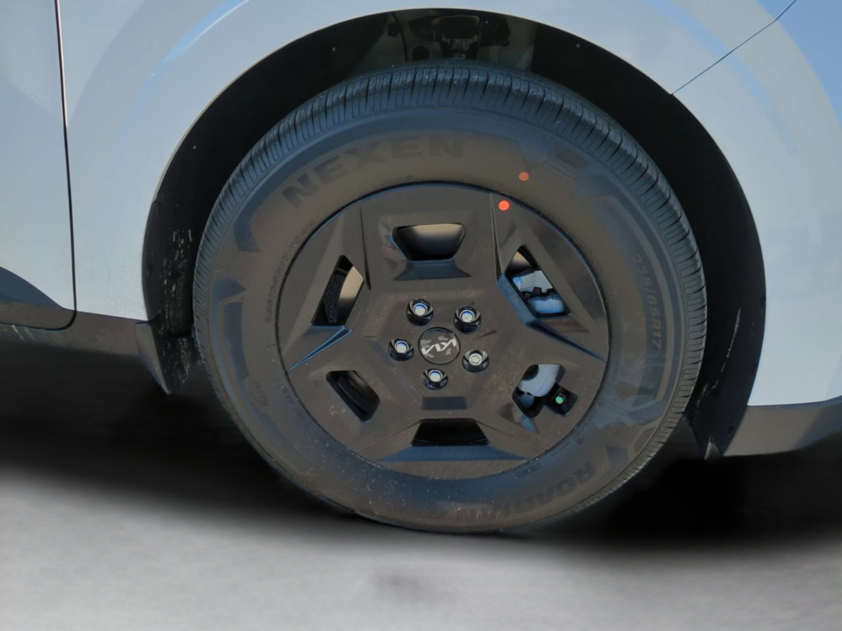 New 2026 Snow White Pearl Kia LXS image 31