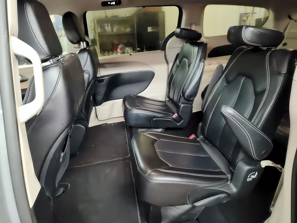 Used 2023 Ceramic Gray Clearcoat Chrysler Touring L image 13