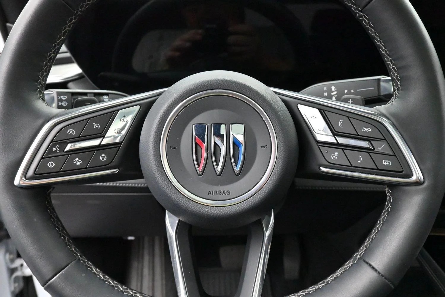 Used 2026 Iridescent White Tricoat Buick Avenir image 19