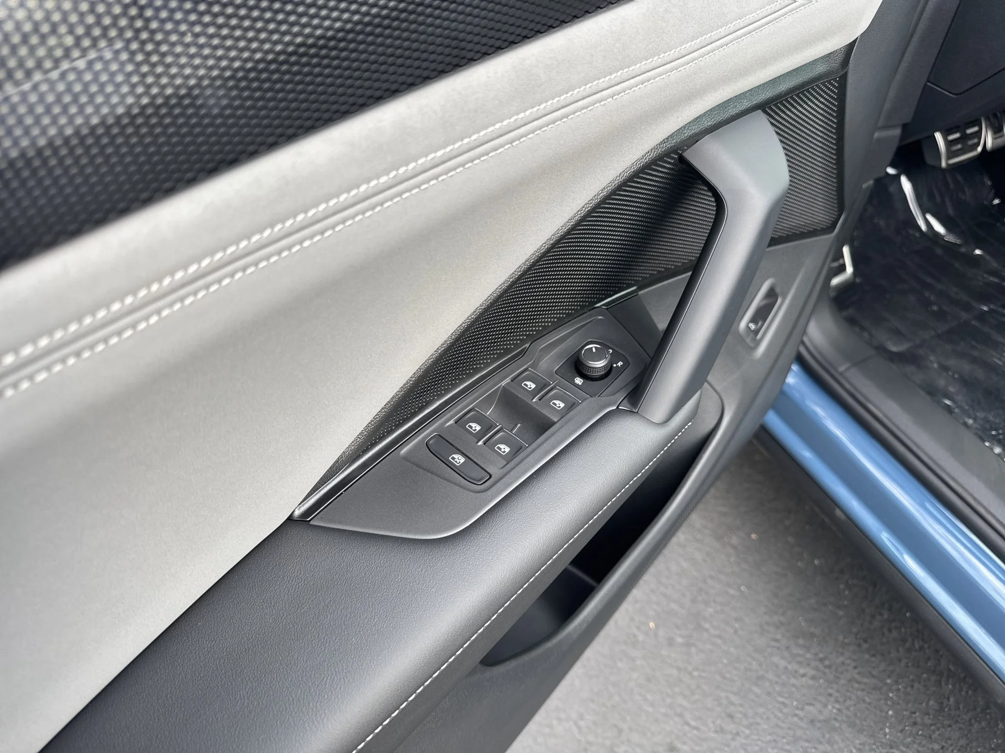 Used 2026 Monterey Blue w/Deep Black Roof Volkswagen SE R-Line Black image 12