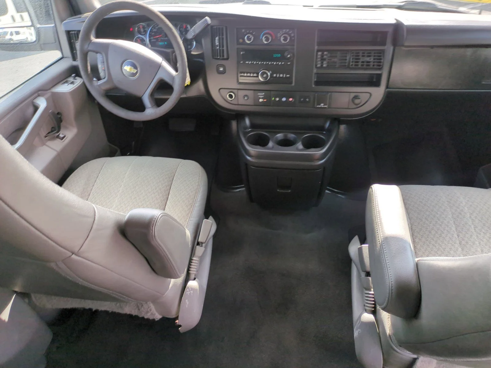 2019 Chevrolet Express Passenger LT - Photo 11