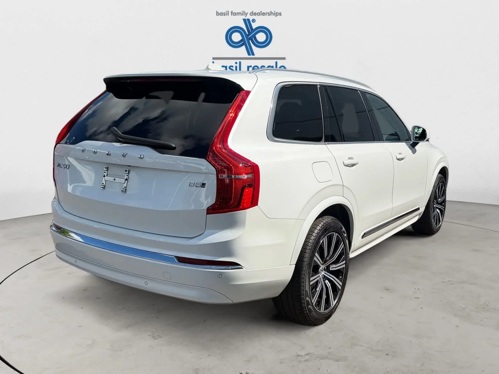 Used 2025 Crystal White Metallic Volvo Core image 6