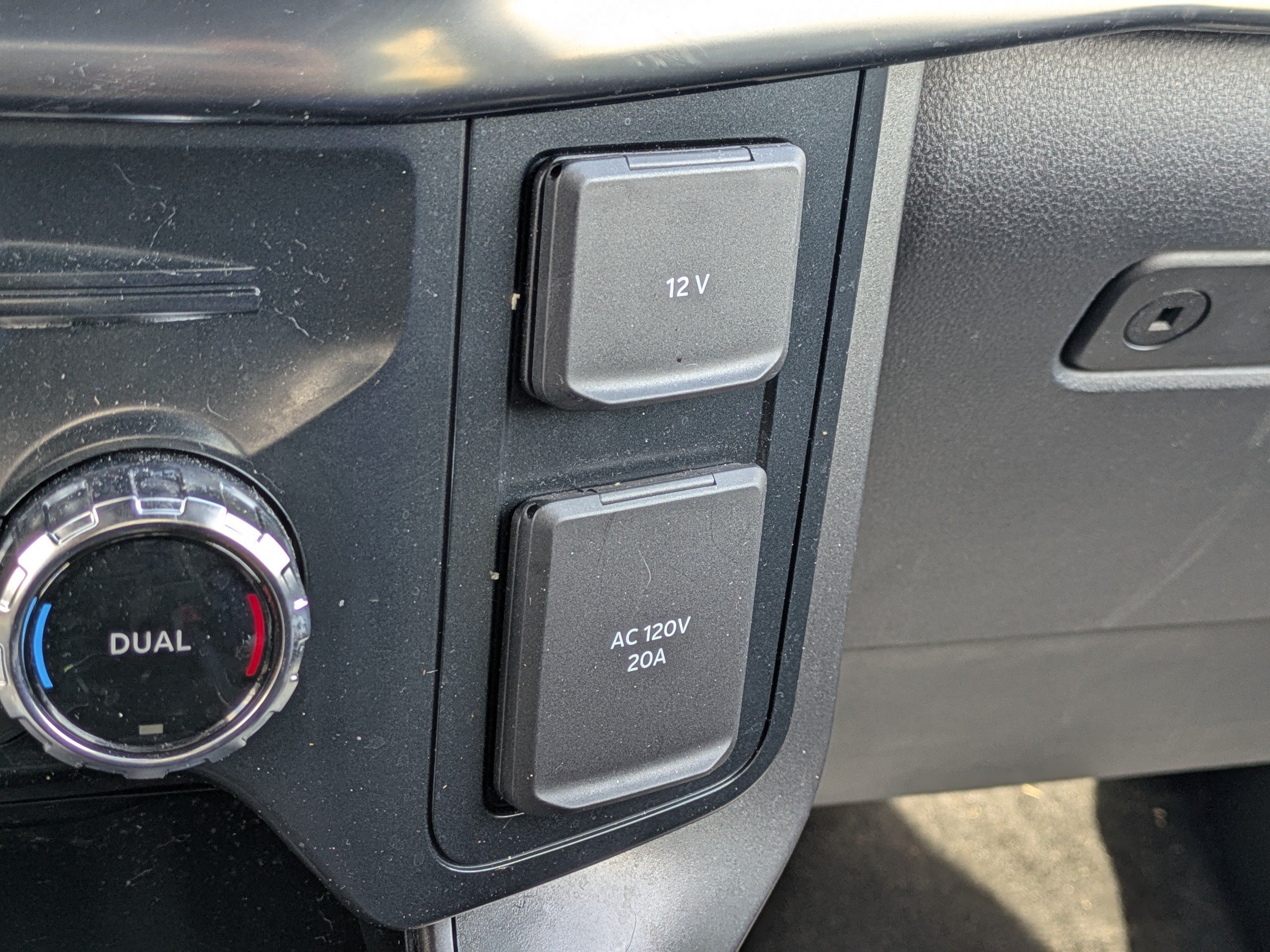 Used 2025  Ford Tremor image 30