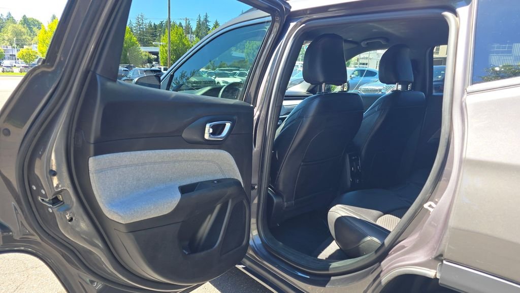 Used 2024 Baltic Gray Metallic Clearcoat Jeep Latitude image 15