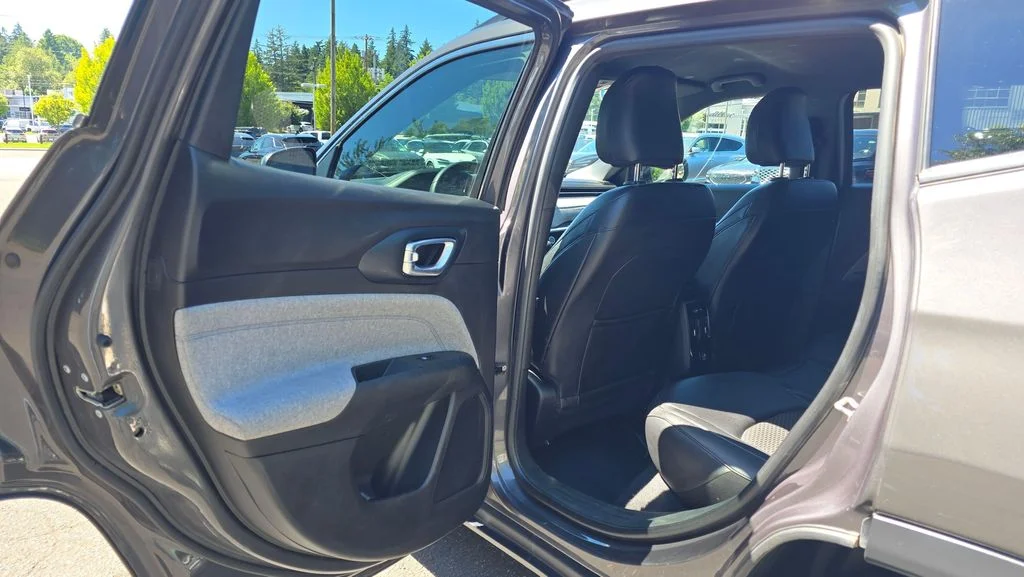 Used 2024 Baltic Gray Metallic Clearcoat Jeep Latitude image 15