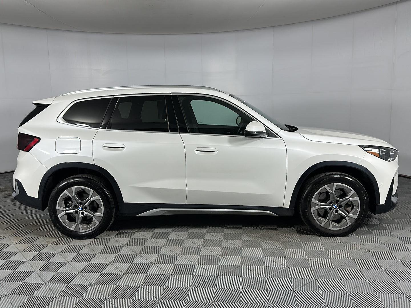 New 2026 Mineral White Metallic BMW xDrive28i image 32