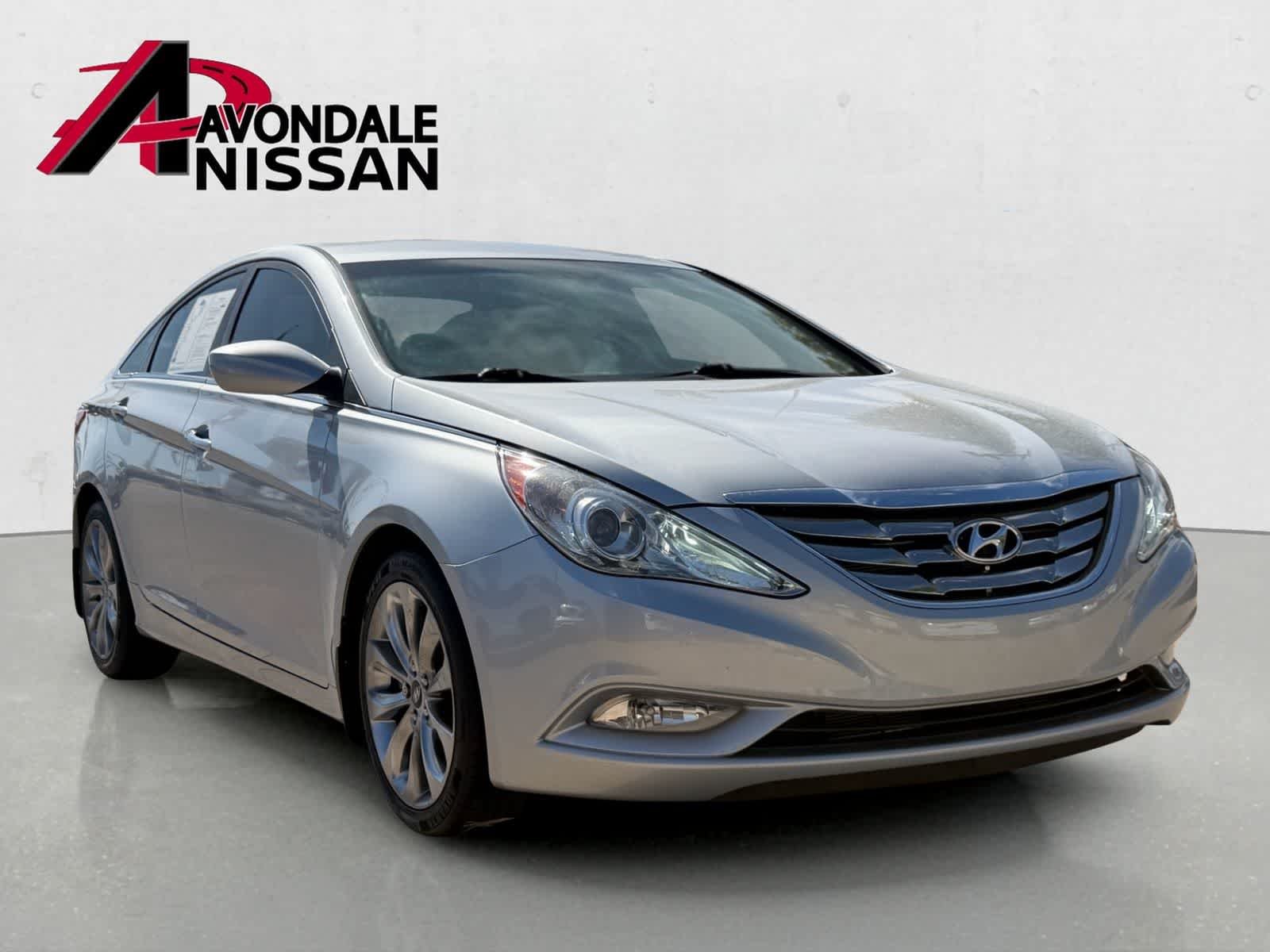 Used 2011 Radiant Silver Metallic Hyundai SE image 9