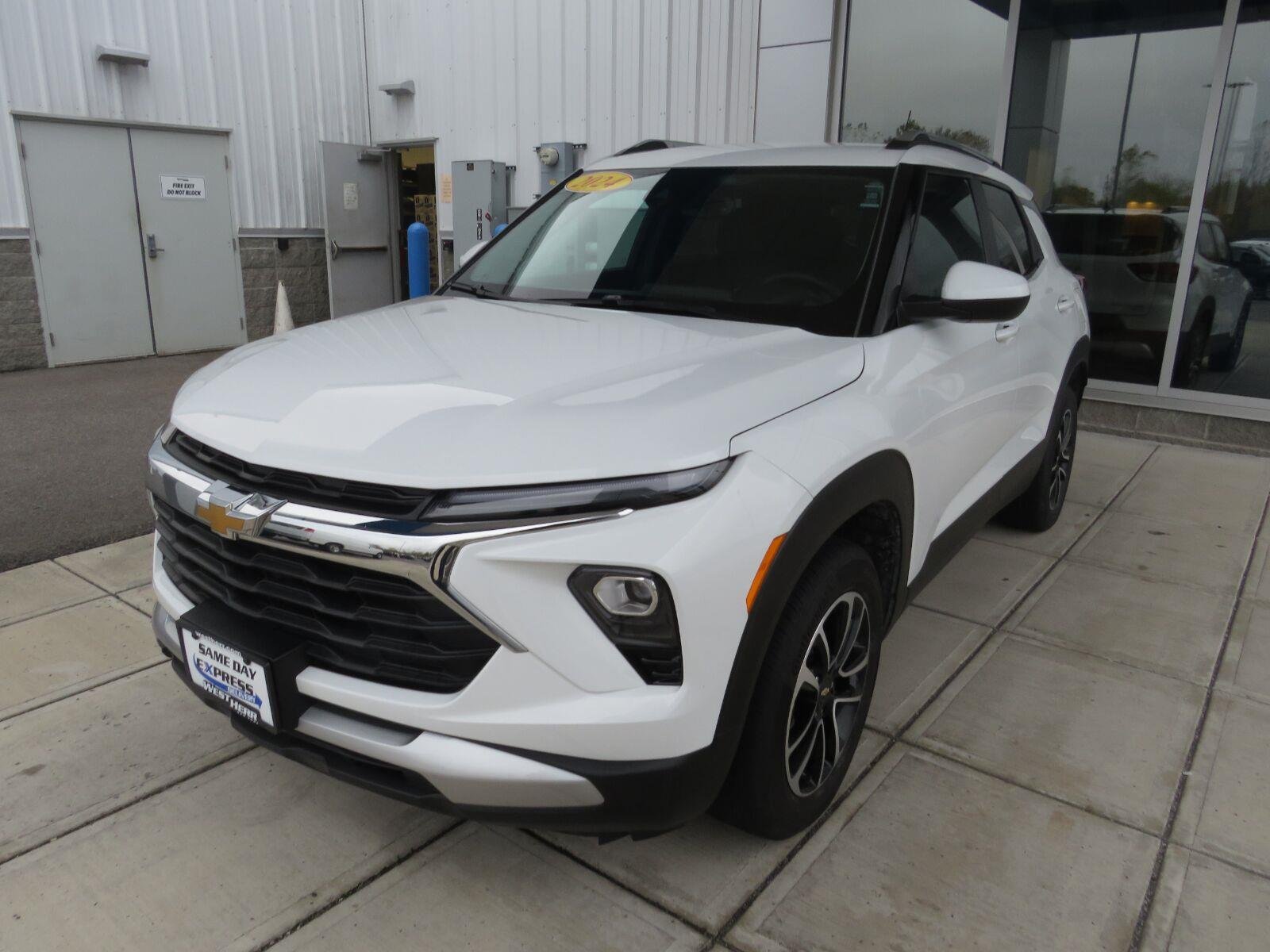 Used 2024 Summit White Chevrolet LT image 5