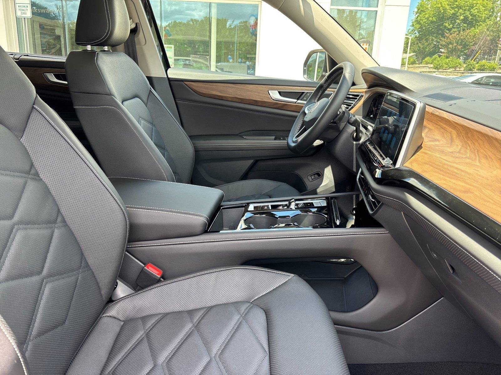 New 2026 deep black pearl Volkswagen 2.0T SE w/Technology image 39