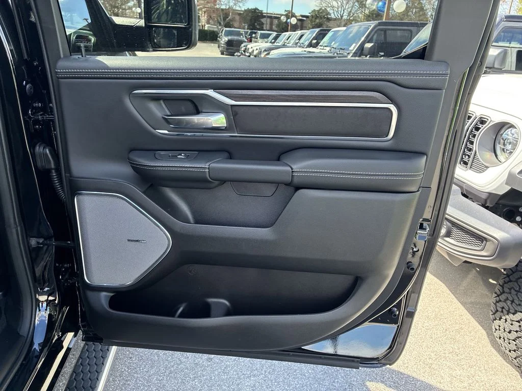 New 2026 Diamond Black Crystal Pearl-Coat Exterior Paint RAM Laramie image 30