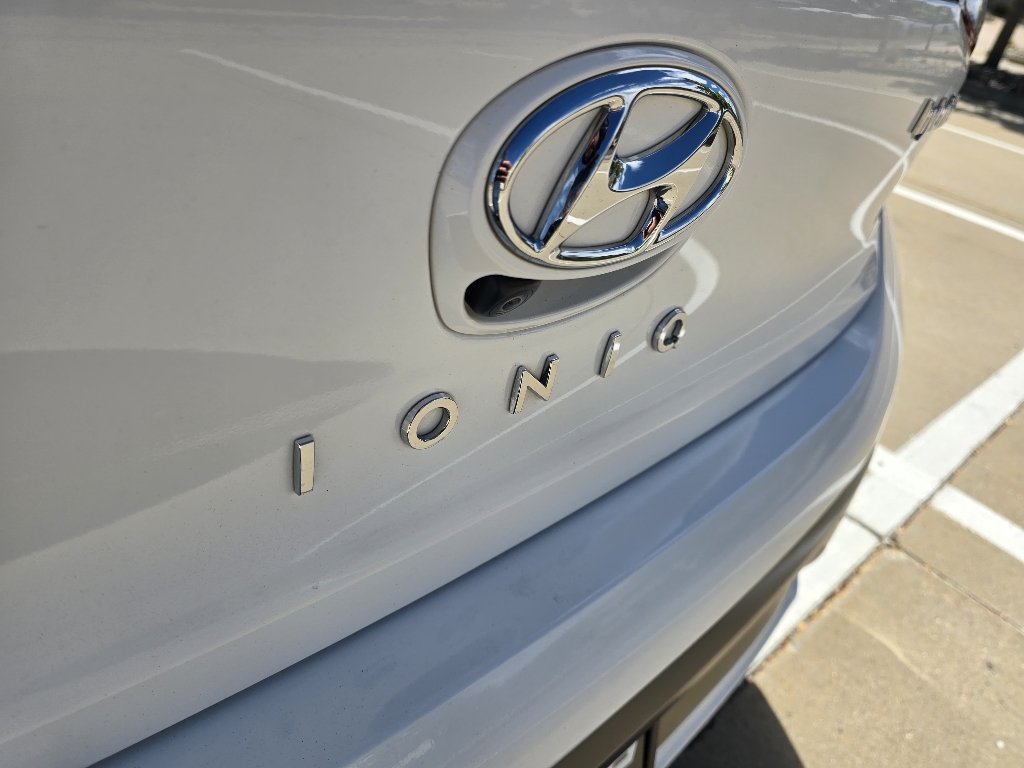 Used 2021 Ceramic White Hyundai SE image 11