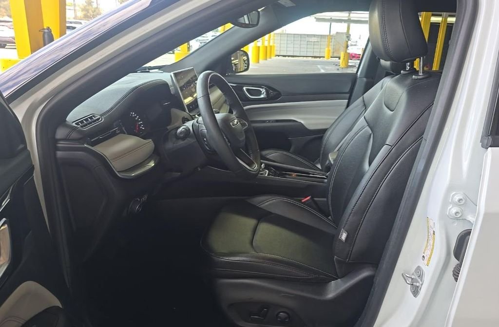Used 2025 White Jeep Limited image 5
