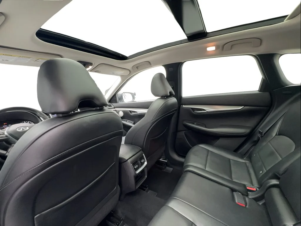 Used 2023 White INFINITI LUXE image 23