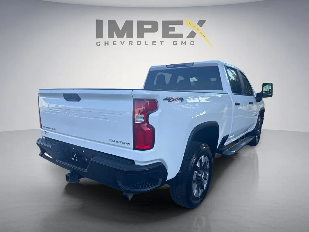 Used 2021 SUMMIT WHITE Chevrolet Custom image 6