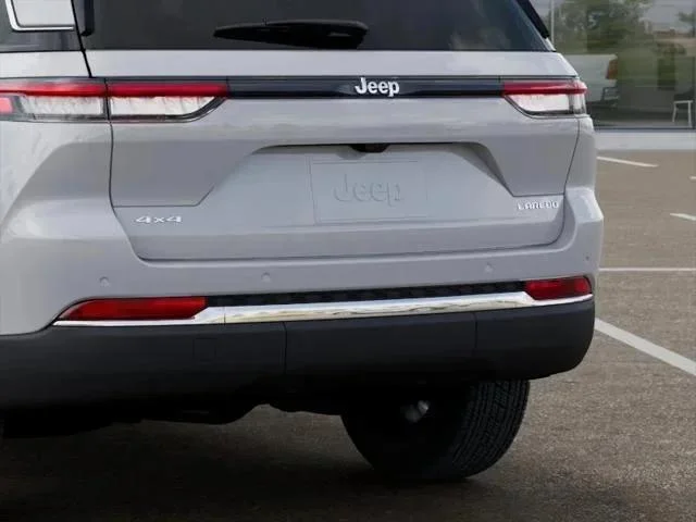 New 2026 Bright White Clear-Coat Exterior Paint Jeep Laredo image 91