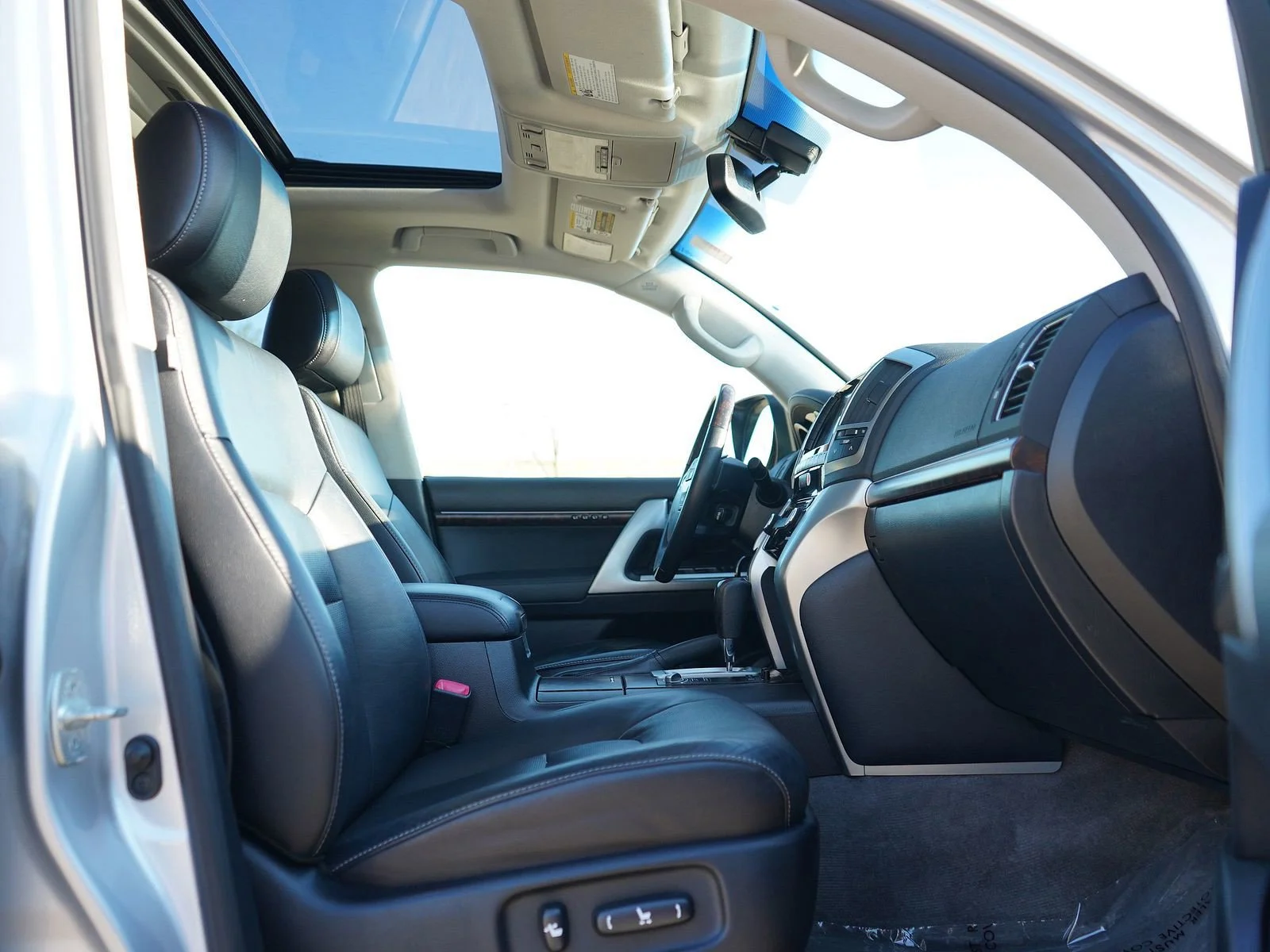 Used 2015 Classic Silver Metallic Toyota Base image 11
