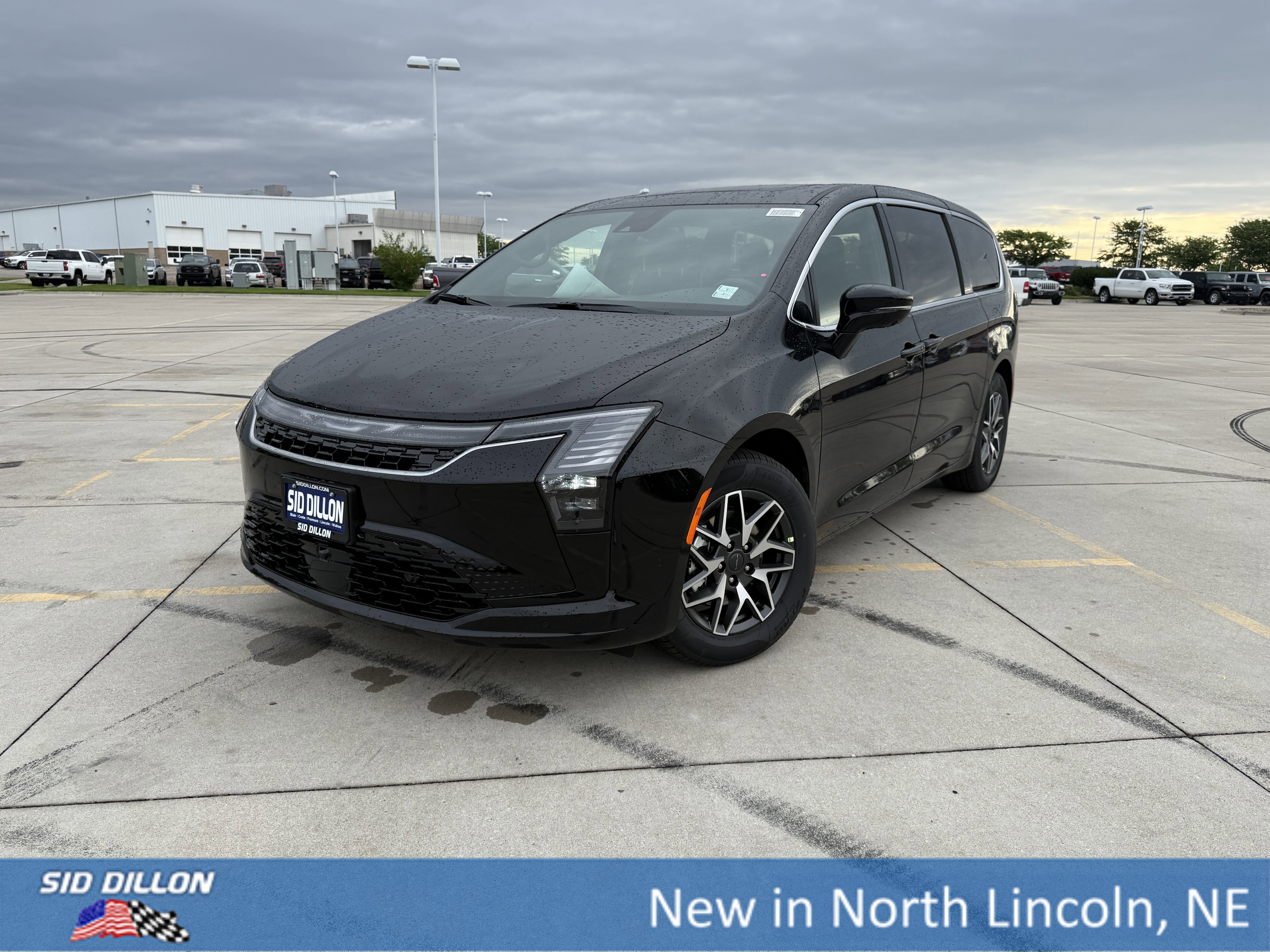Diamond Black Crystal Pearlcoat 2027 Chrysler Pacifica Minivan