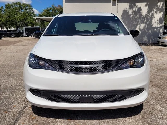 2026 Chrysler Voyager LX - Photo 6