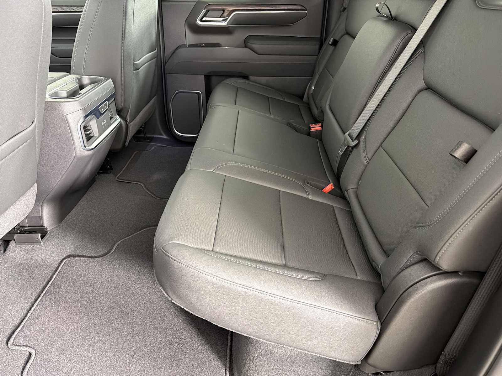 2026 GMC Sierra 1500 SLT - Photo 18