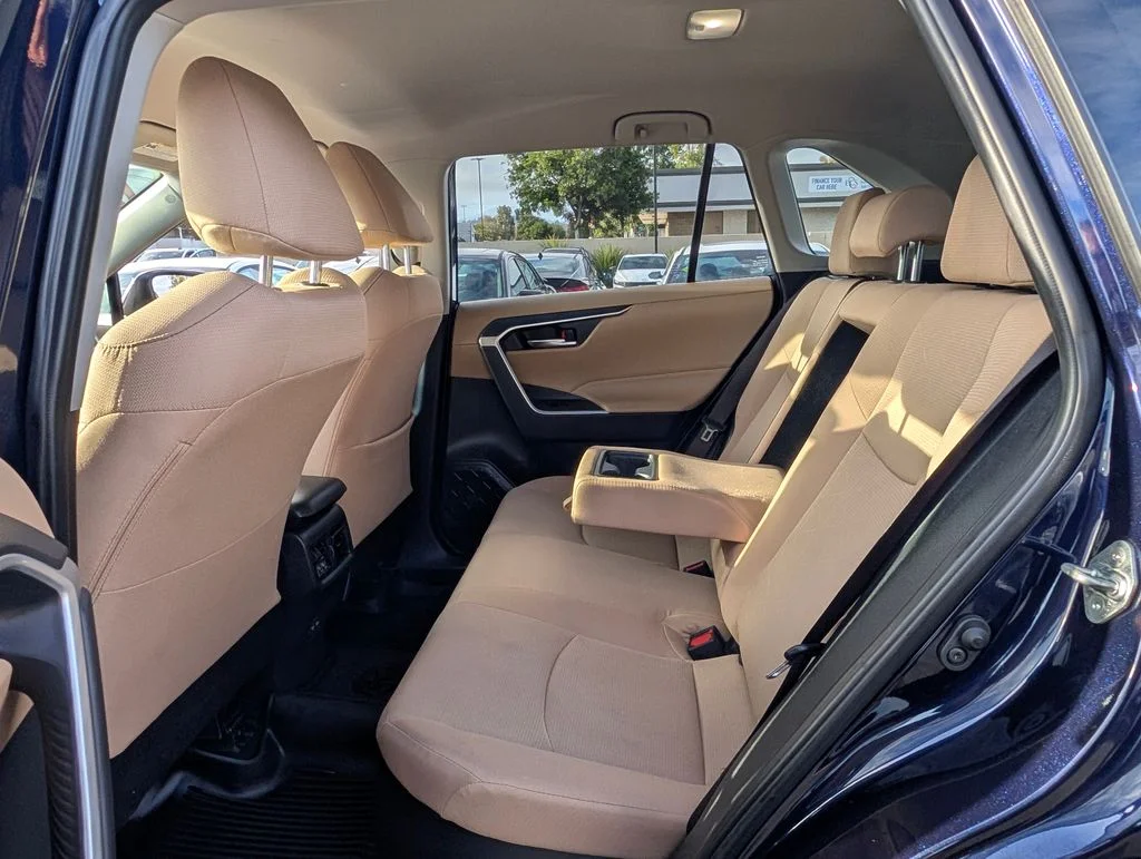 2025 Toyota RAV4 XLE - Photo 12
