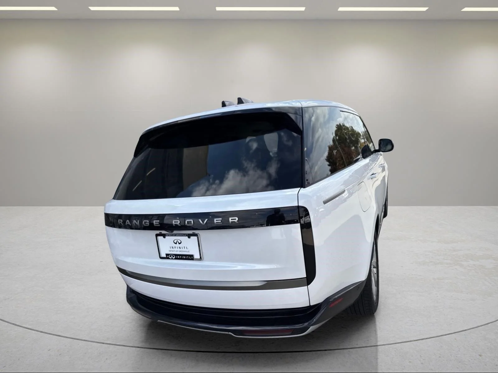 Used 2024 Fuji White Land Rover SE image 13