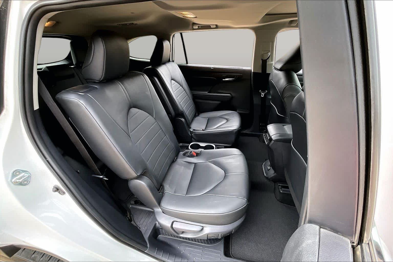 Used 2025 Wind Chill Pearl Toyota Hybrid XLE image 19