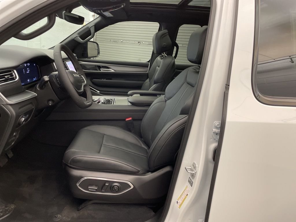 New 2026 Bright White Clear-Coat Exterior Paint Jeep Limited Reserve image 20