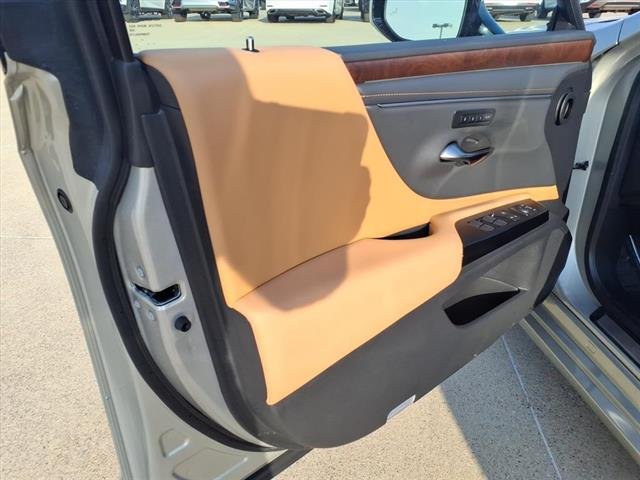 2025 Lexus ES 350 - Photo 19