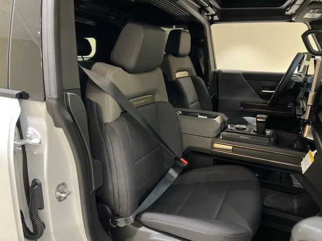 Used 2025 White GMC 2X image 26