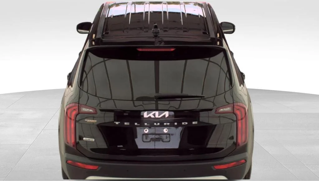 Used 2022 Black Kia LX image 5