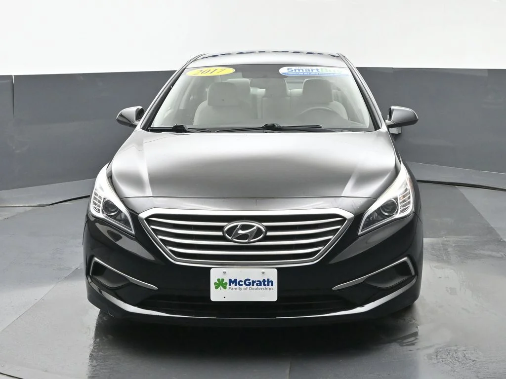 Used 2017 Black Hyundai SE image 6