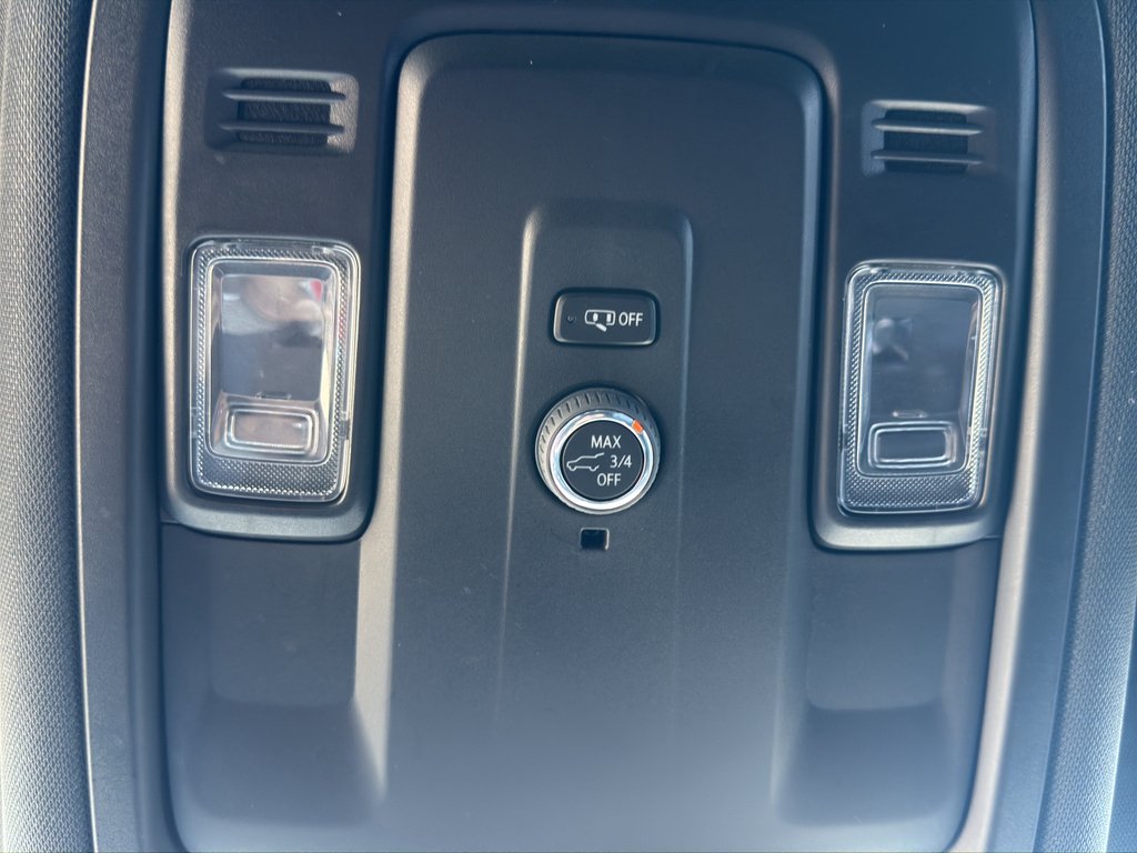 Used 2025 Gray Chevrolet Z71 image 27