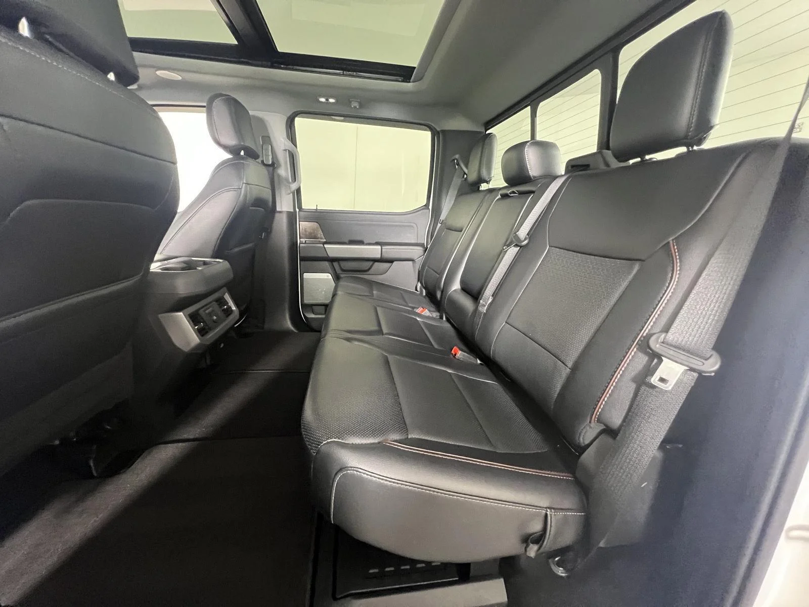 Used 2024 Star White Metallic Tri-Coat Ford LARIAT image 21