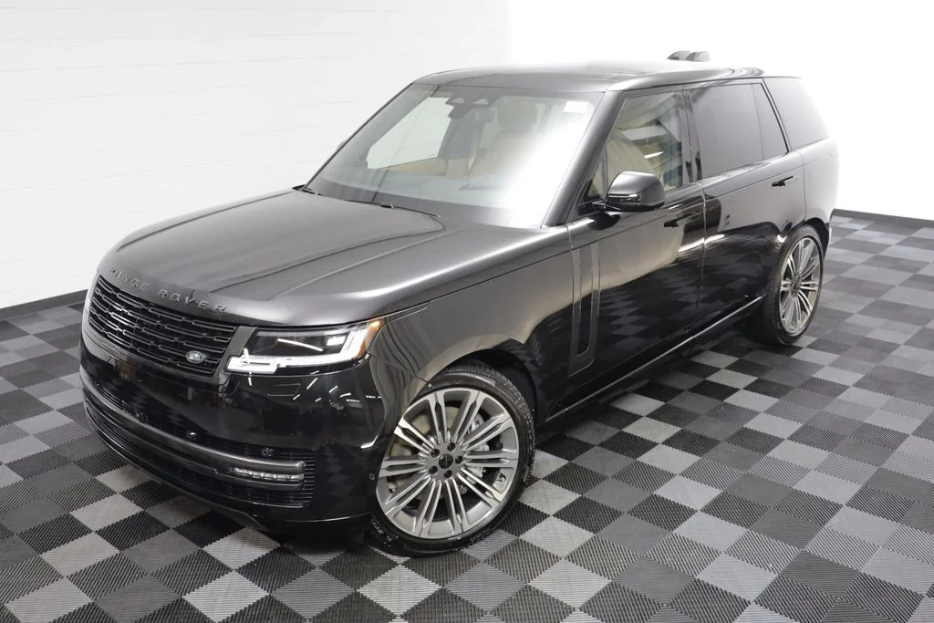 New 2026 Black Land Rover SE image 2
