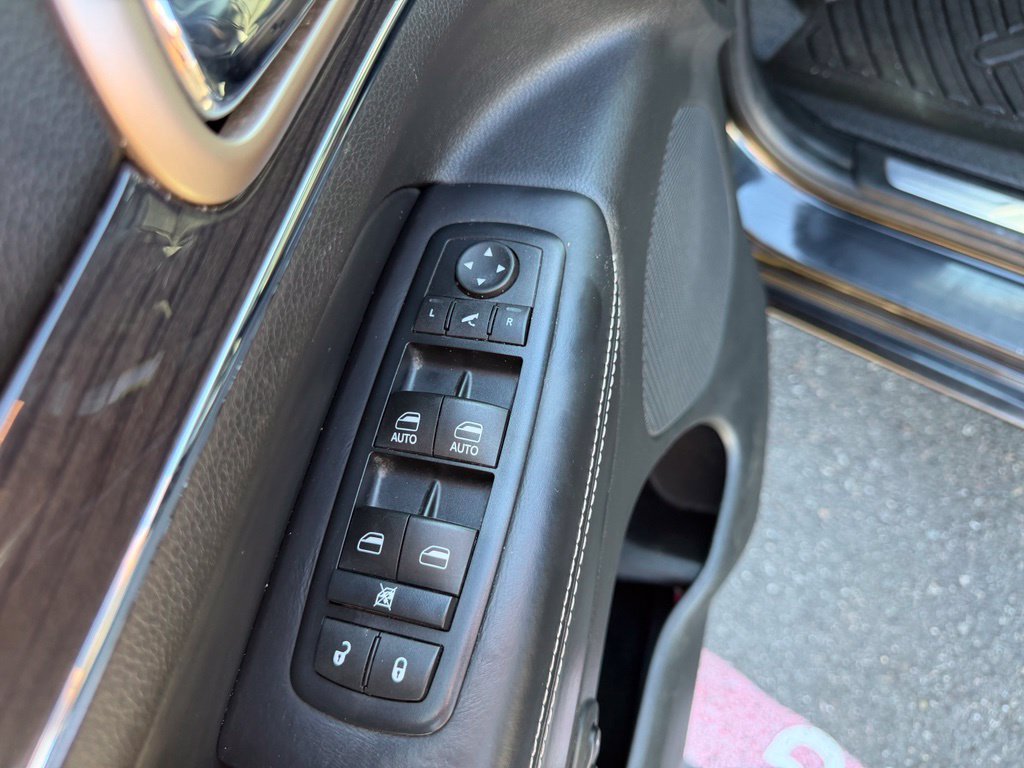 Used 2016 Brilliant Black Crystal Pearlcoat Jeep Overland image 12