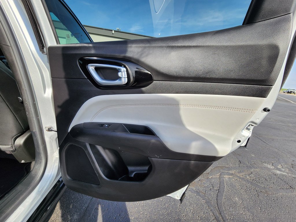 Used 2025 Silver Zynith Metallic Clearcoat Jeep Limited image 21