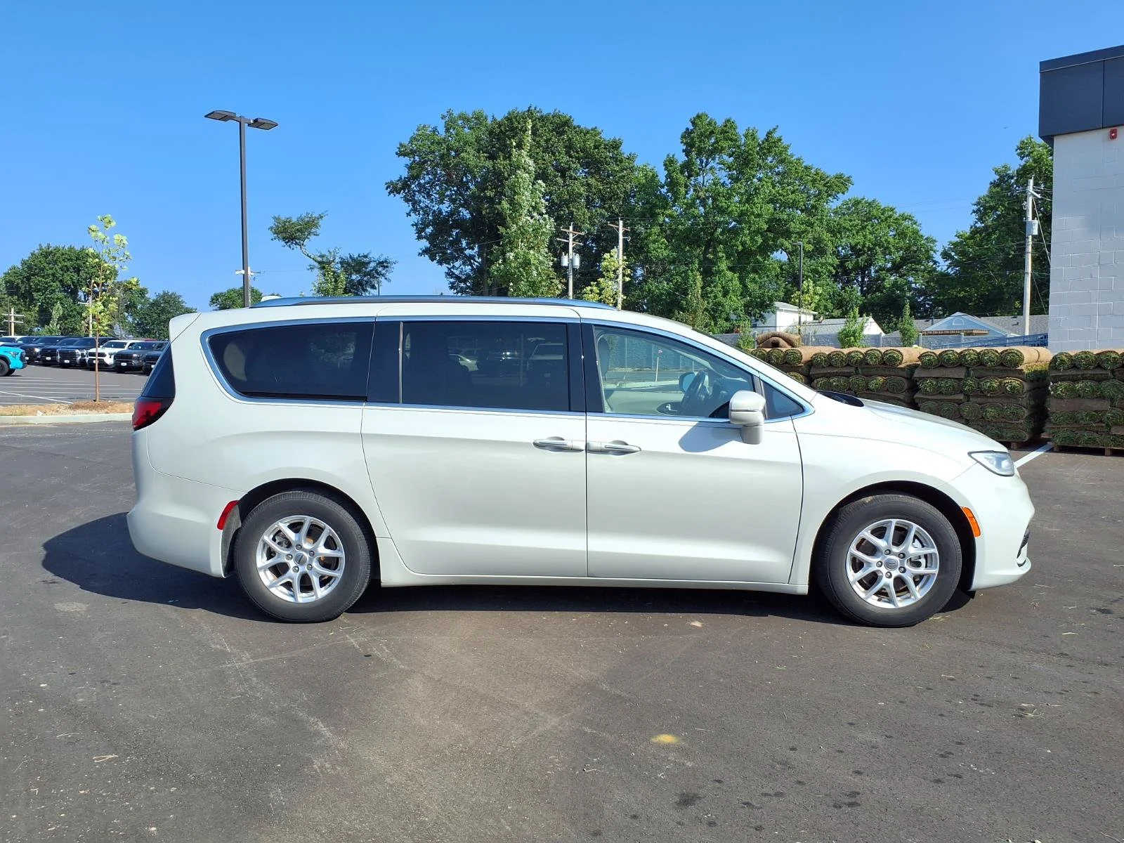 Used 2021 Luxury White Pearlcoat Chrysler Touring L image 2