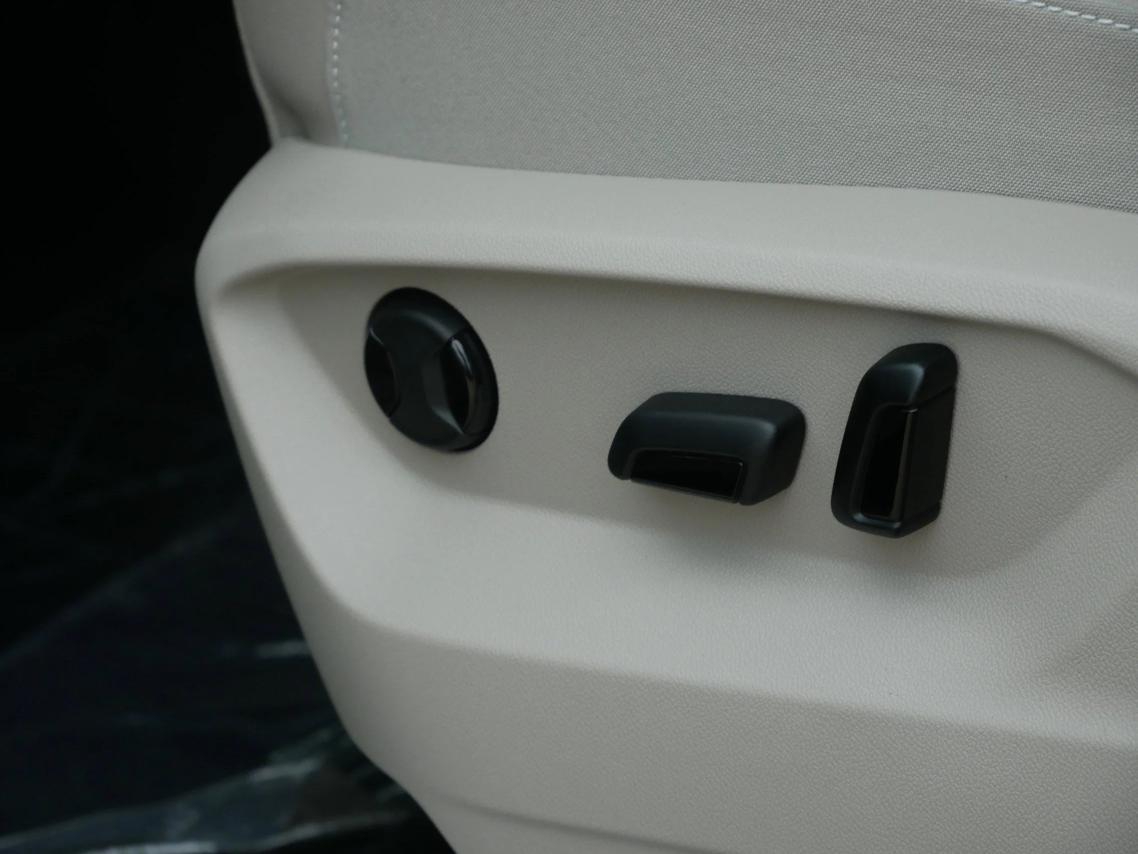 New 2026 Opal White Pearl Volkswagen 2.0T SE w/Technology image 6