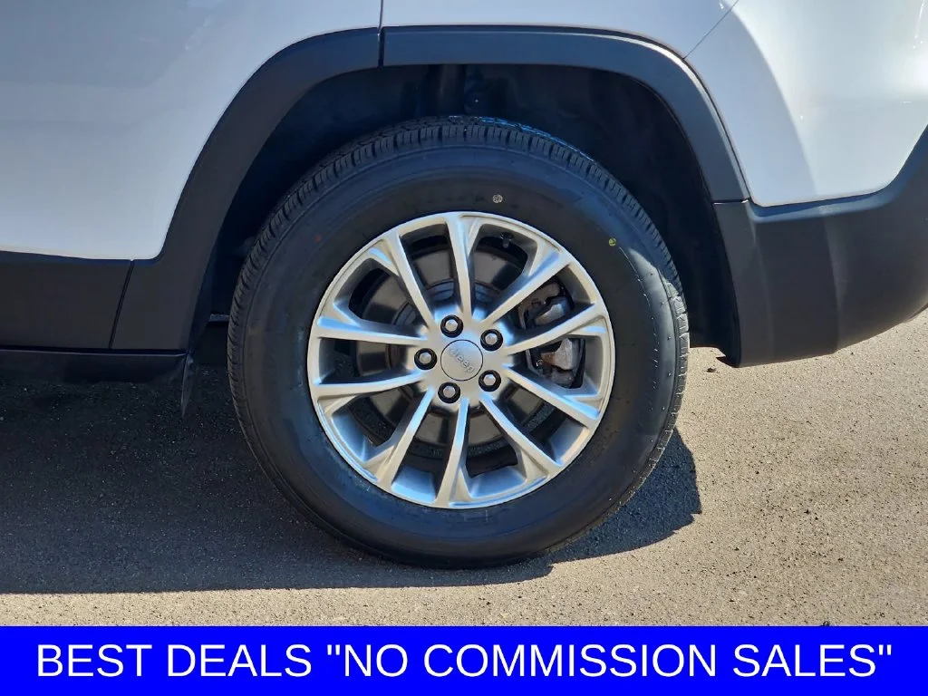 Used 2021 Bright White Clearcoat Jeep Latitude Lux image 36