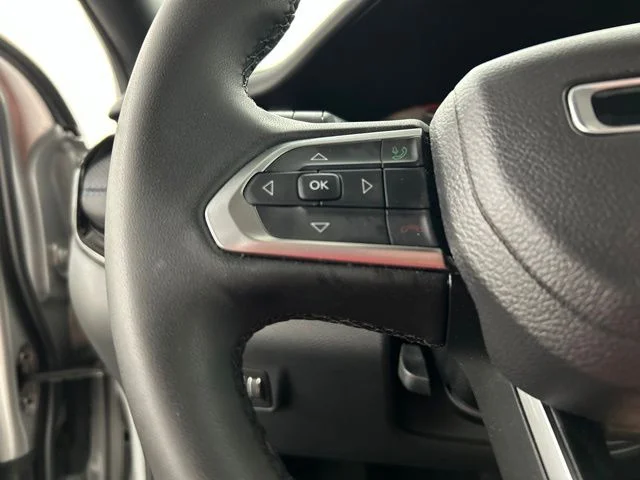 Used 2025 Silver Jeep Latitude image 9