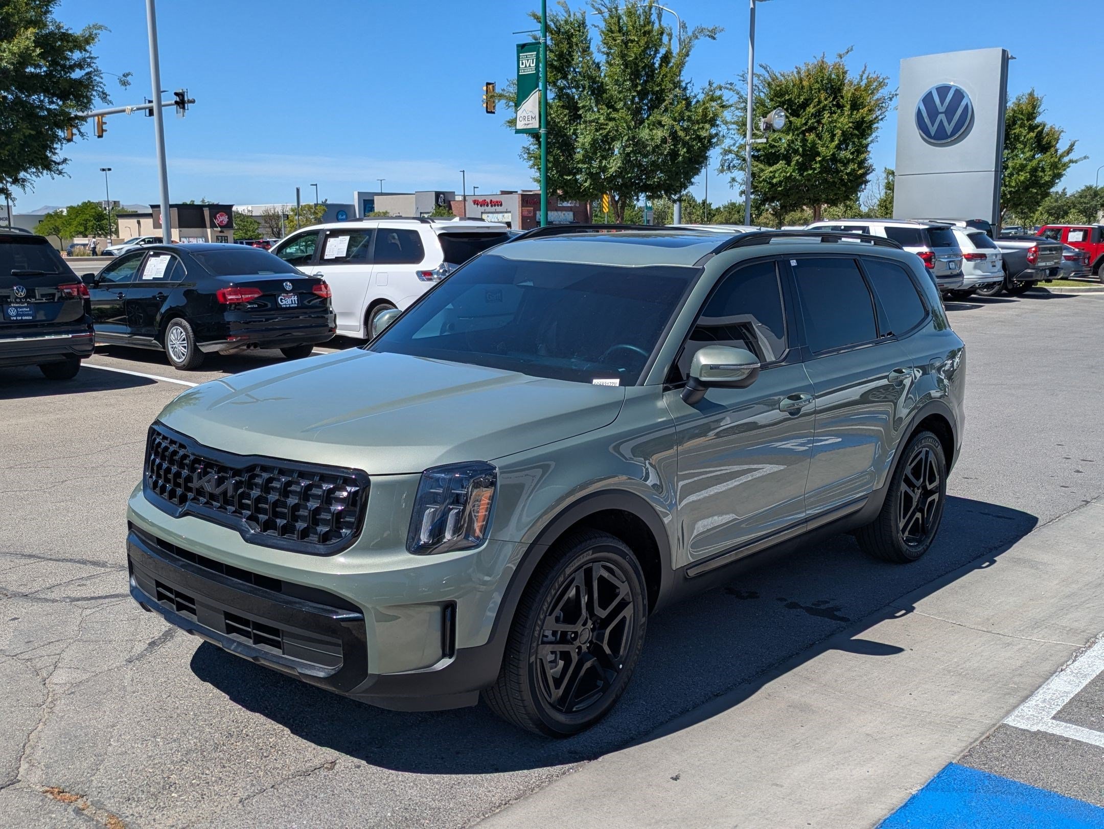 Used 2025 Jungle Green Kia EX X-Line image 9
