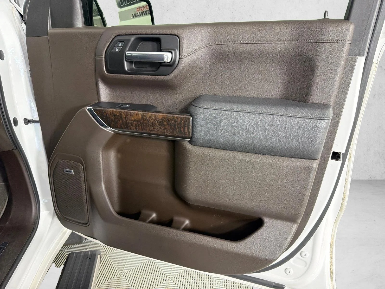 Used 2019 White GMC Denali image 16