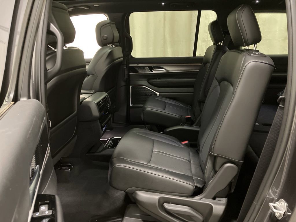 New 2026 Baltic-Gray Metallic Clear-Coat Exterior Paint Jeep Upland image 17