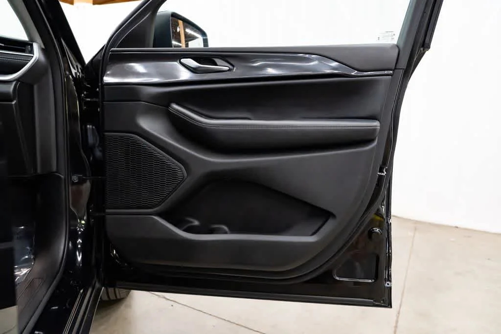 Used 2023 Diamond Black Crystal Pearlcoat Jeep Laredo image 29