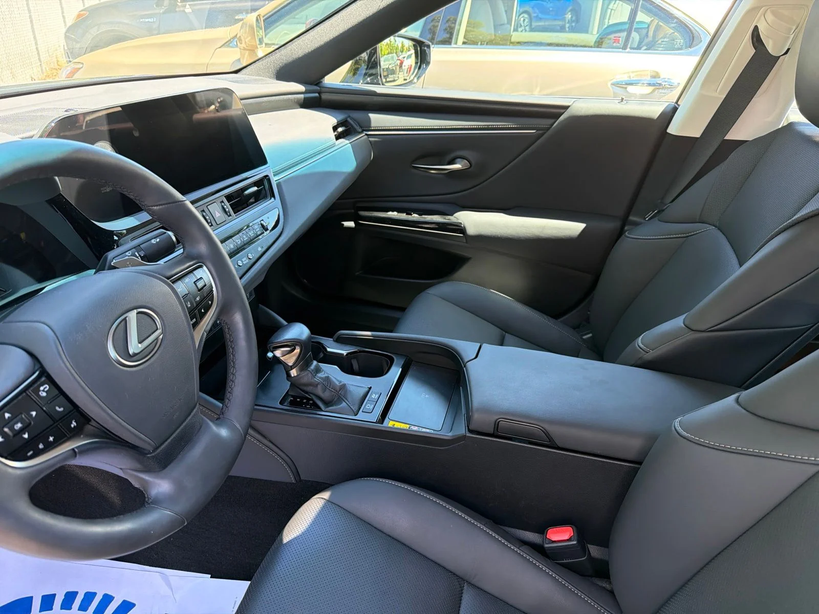 Used 2023 Mica Lexus 300h image 6